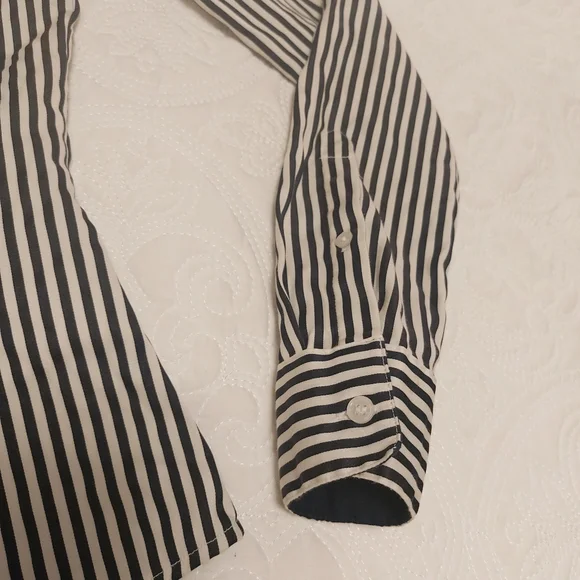 °•Navy + white pin striped blouse•° - Picture 3 of 7